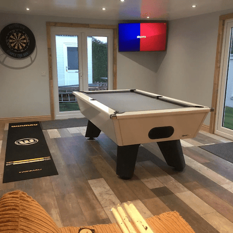 Pub Pool Table Sizes In The UK: Is Laminate Flooring A Suitable Base For Your Pool Table?